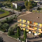 Confine Hotel 3*