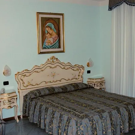 Confine Hotell