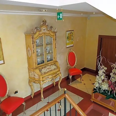 Confine Hotel