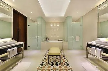 Confine Hotell 3*