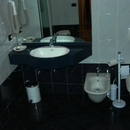 Confine Hotell 3*
