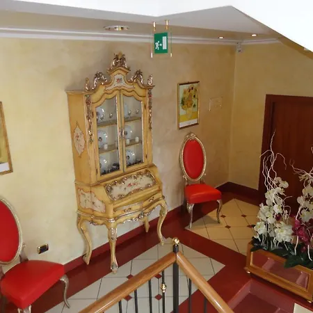 Confine Hotel