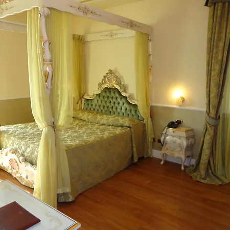 Confine Hotell 3*