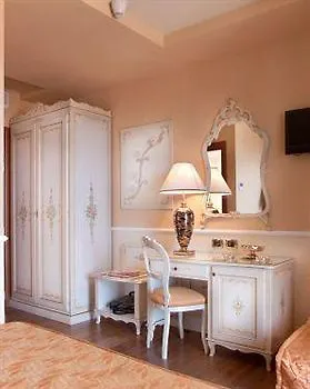 Confine Hotell 3*