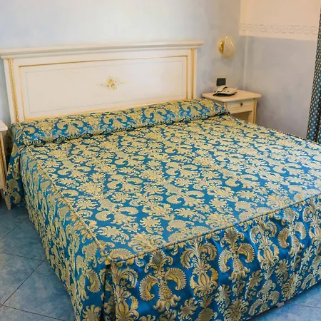 Confine Hotell 3*