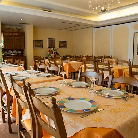 Confine Hotell 3*