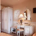 Confine فندق 3*