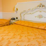 فندق Confine 3*